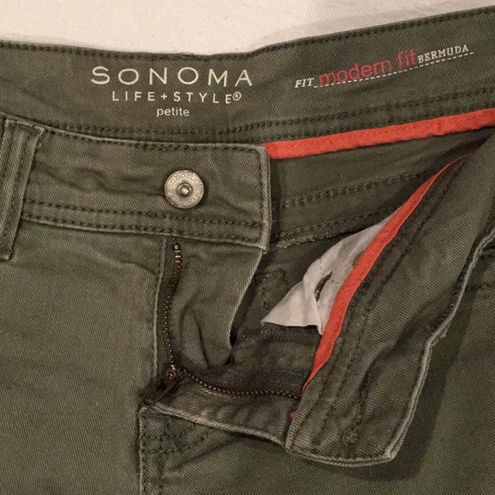 Sonoma khaki colored Pre-owned 5 pocket Modern Fit Bermuda shorts. Size 6P